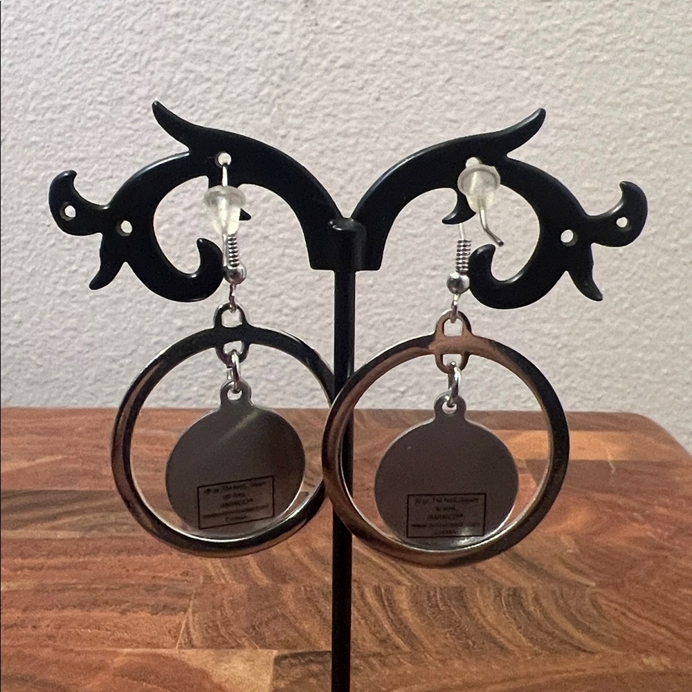 Aminco NHL Chicago Blackhawks Silver Toned Hoop Dangle Earrings - Picture 2 of 3